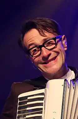 Sqeeze - Stephen Large 9894 (18717637589).jpg