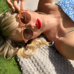 The single cover sees Taylor Swift lying on a picnic rug on grass, wearing sunglasses