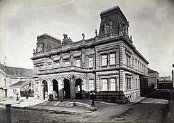 The Károlyi Palace, Pollack Mihály tér, (Miklós Ybl, 1865), in 1881. On the left of the building are the National Stables, demolished after the war and replaced with a five-story building in 1969.