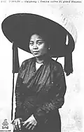 A Tonkin girl wearing nón Ba tầm.