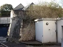 The tip of the Saint-Éloi bastion marks the corner of Rue Verte and Rue Élise-Dreux.