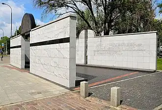 The walls of the monument surround a fragment of the former Umschlagplatz from three sides. The way of death in the foreground.