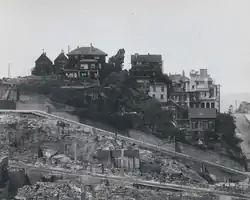 Atkinson House (towards the middle of image) after the 1906 San Francisco earthquake, on the Vallejo Street Crest