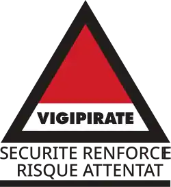 Vigipirate triangle with "Sécurité Renforcée Risque Attentat" in black font