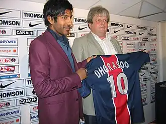 Présentation à la presse de Vikash Dhorasoo au PSG le 6 juillet 2005 par Jean-Michel Moutier, responsable de la section professionnelle du club parisien.
