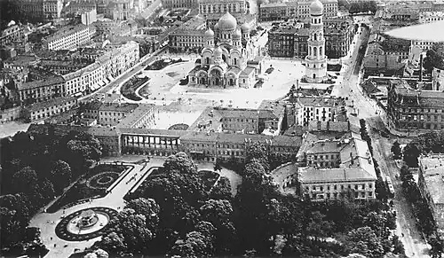 The garden front of the palace seen from air (1919)
