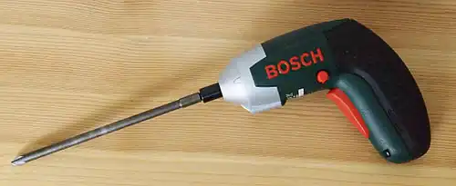Compact electric screwdriver with extended bit