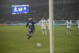 Zlatan Ibrahimovic marque le penalty du 2-0 lors du classique français, PSG-OM, le 27 février 2013 lors du 8e de finale de Coupe de France au Parc des Princes à Paris.