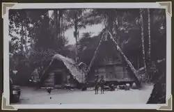 Children in front of house ijn Ovia Olo (c. 1930)